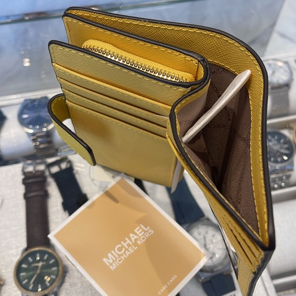 Michael Kors Medium Crossgrain Leather Wallet
COLOR GOLDEN YELLOW
NWT - Picture 4 of 16